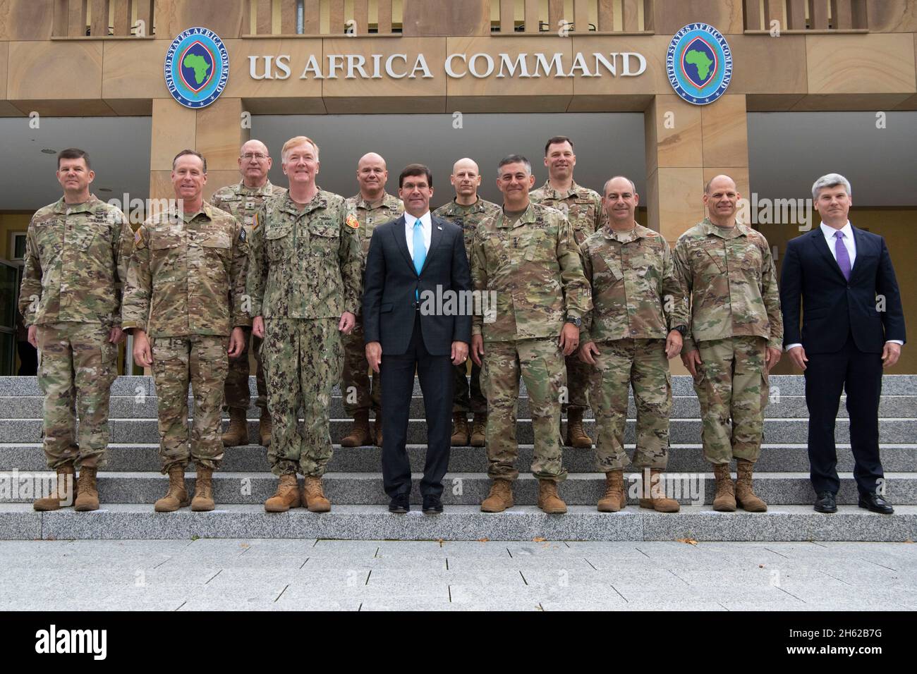 Reportage : le secrétaire à la Défense, M. Mark T. Esper, rencontre le commandant du Commandement de l'Afrique des États-Unis, le général de l'Armée Stephen Townsend, et d'autres hauts dirigeants à AFRICOM, Stuttgart, Allemagne, le 5 septembre 2019. Banque D'Images