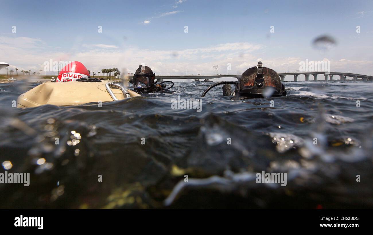 Patrouille frontalière des États-Unis BORSTAR divers surface avec un sac gonflable de levage relié à un paquet de contrebande simulée lancé à bord d'un bateau dans une poursuite simulée le 26 mai 2016 Banque D'Images Patrouille frontalière des États-Unis BORSTAR divers surface avec un sac gonflable de levage relié à un paquet de contrebande simulée lancé à bord d'un bateau dans une poursuite simulée le 26 mai 2016 Banque D'Images
