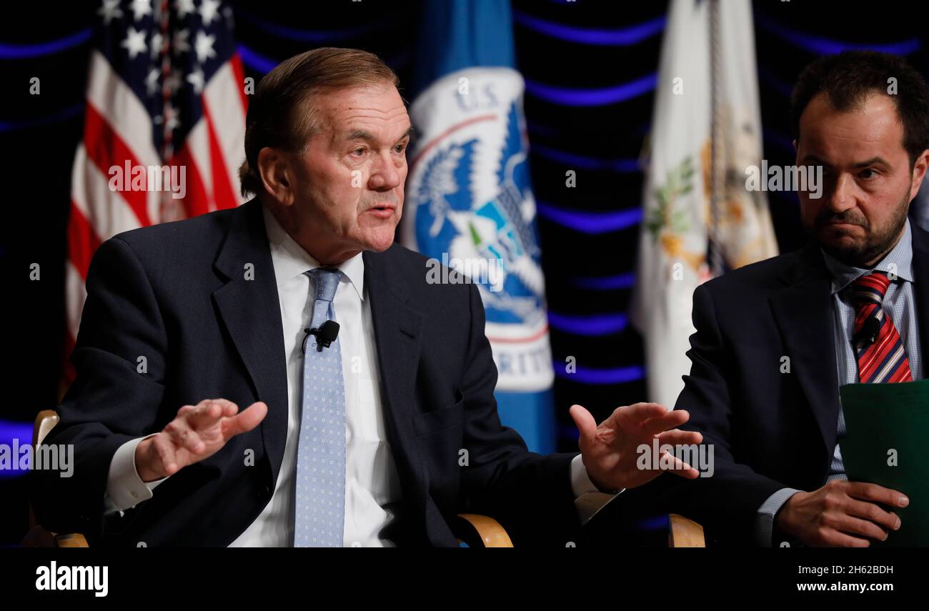 L'ancien secrétaire à la sécurité intérieure, Thomas Ridge, partage ses réflexions sur son expérience avec l'agence lors d'une discussion en groupe alors que le DHS célèbre son 15e anniversaire à l'édifice Ronald Reagan à Washington, D.C., le 1er mars 2018. Banque D'Images