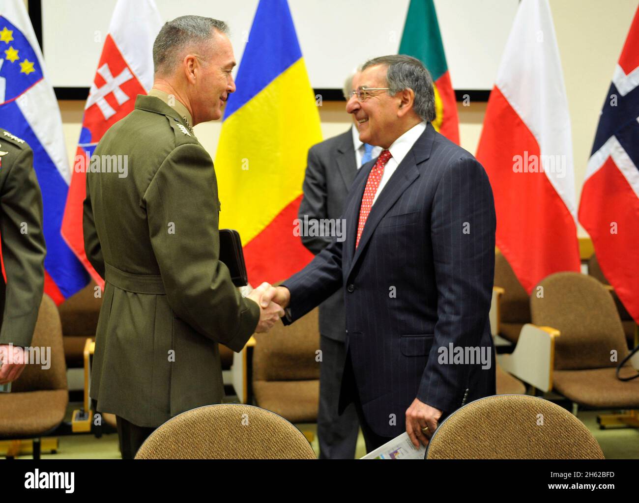 Le secrétaire à la Défense Leon Panetta serre la main avec le général Joseph F. Dunford, de la COMISAF, de l'USMC, alors qu'ils commencent une réunion au siège de l'OTAN à Bruxelles, en Belgique, le 21 février 2013. Banque D'Images