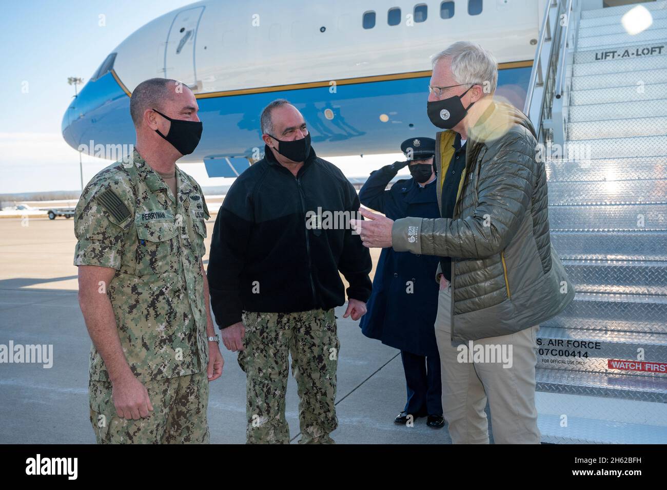 Reportage : le secrétaire intérimaire de la Défense, Chris Miller, accueille le commandant du Commandement stratégique des États-Unis, SMA de la Marine.Charles â€˜Chasâ€™ Richard; et le chef principal inscrit de STRATCOMâ€™s, John Perryman, maître de la flotte de la Marine, à son arrivée à la base de la Force aérienne de lâ€™Offutt, ONÉ, le 13 janvier 2021. Banque D'Images