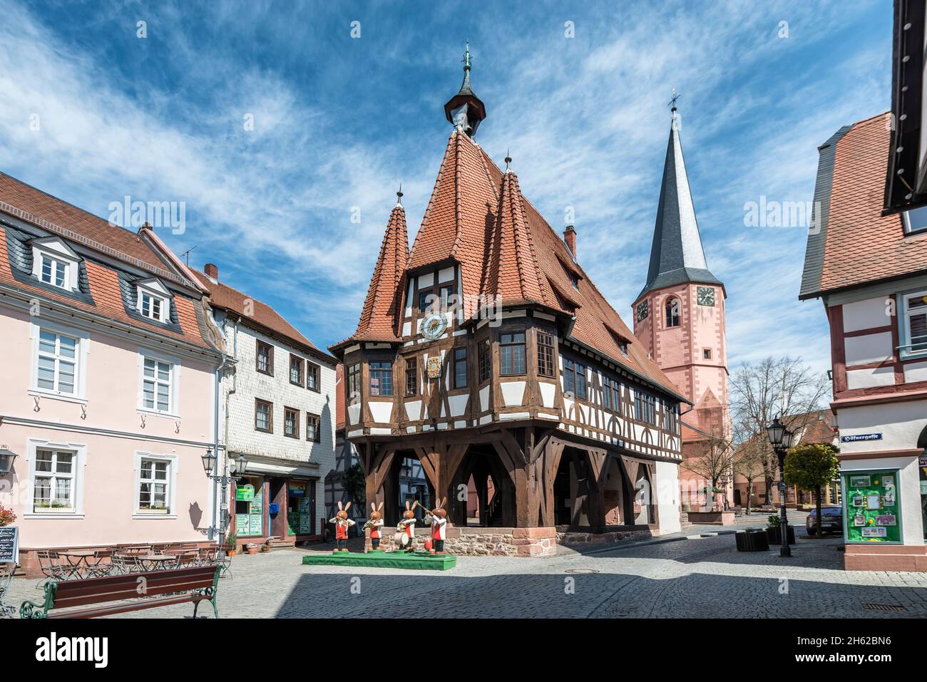 michelstadt,hessen,allemagne. la mairie historique de michelstadt avec des décorations de pâques. en arrière-plan, l'église de la ville Banque D'Images