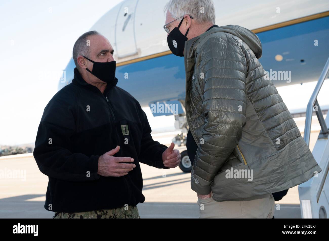 Reportage : le secrétaire intérimaire de la Défense, Chris Miller, s'entretient avec le commandant du Commandement stratégique des États-Unis, SMA de la Marine.Charles â€˜Chasâ€™ Richard, Ã son arrivée Ã la base aérienne dâ€™Offutt, ONÉ, le 13 janvier 2021. Banque D'Images