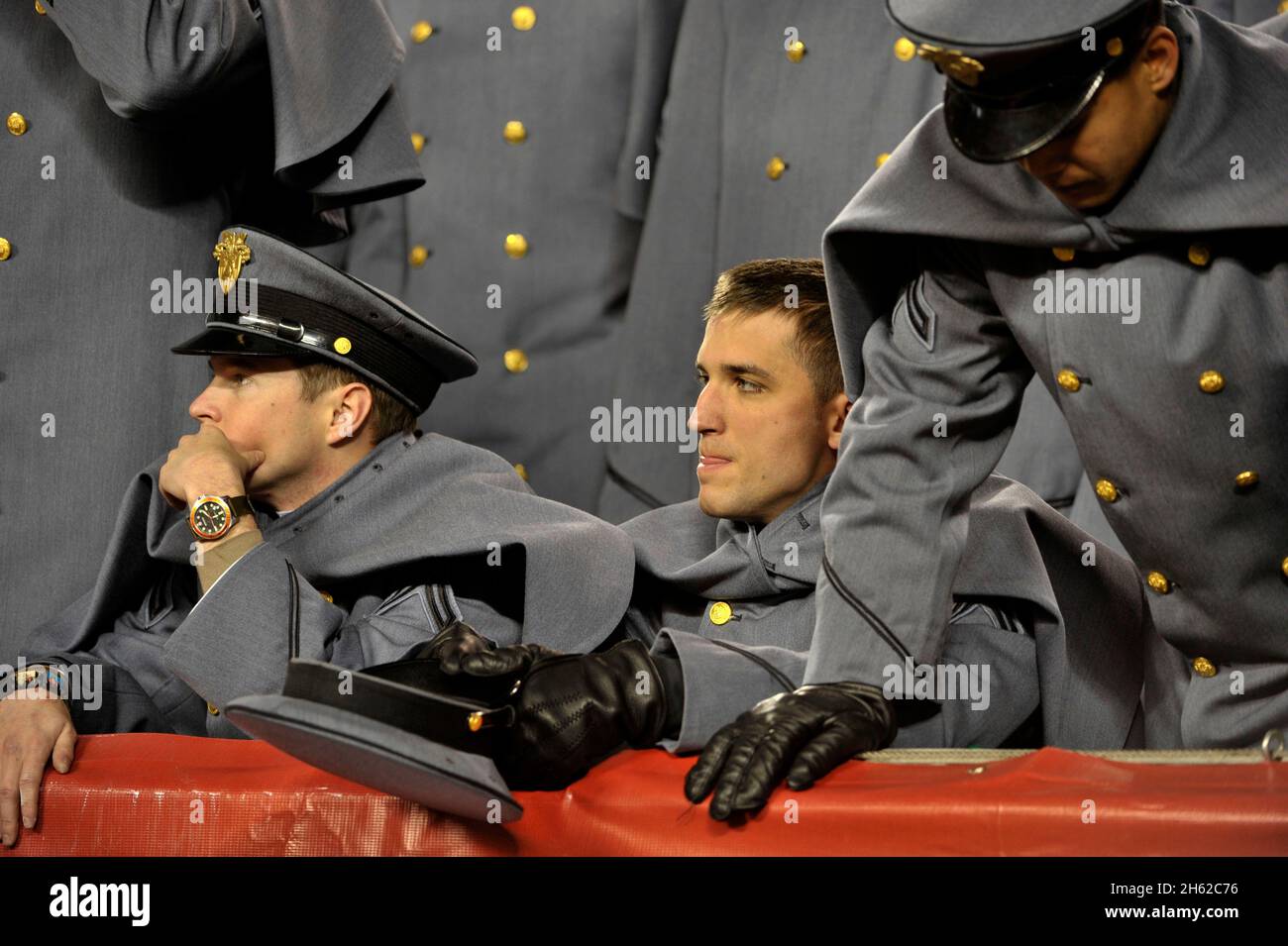 Les cadets réagissent avec tristesse alors que les derniers moments du match de football Armée contre Marine se redescendent au Lincoln Financial Field le 8 décembre 2012. Banque D'Images