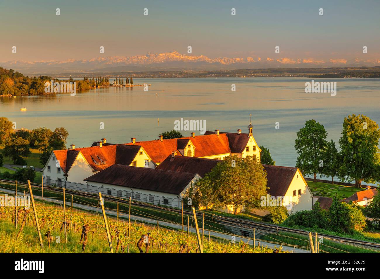 vue du château de maurach sur le lac de constance aux alpes suisses avec säntis (2502m), unteruhldingen, lac de constance, bade-wurtemberg, allemagne Banque D'Images