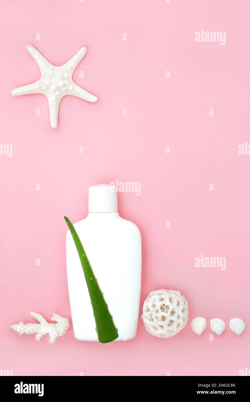 Hydratant à l'aloe vera avec feuille verte sur une bouteille blanche avec  coquillages.Produit naturel de soin de la peau de vacances pour une peau  radiante saine.Sur rose pastel Photo Stock - Alamy