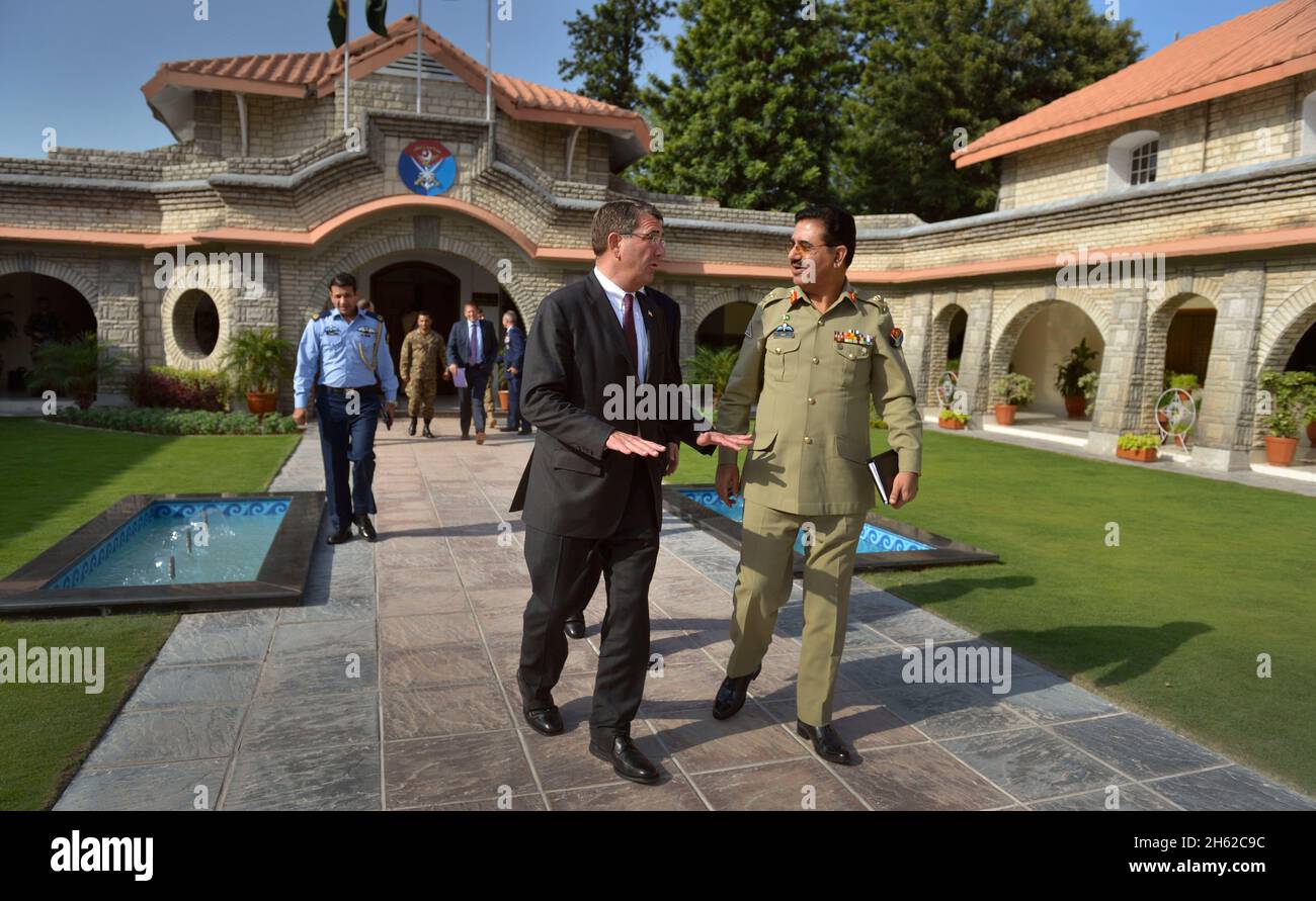 Le Secrétaire adjoint de la Défense Ash carter est escorté à son cortège en attente par le général Khalid Shameem à Islamabad, Pakistan, le 16 septembre 2013 Banque D'Images