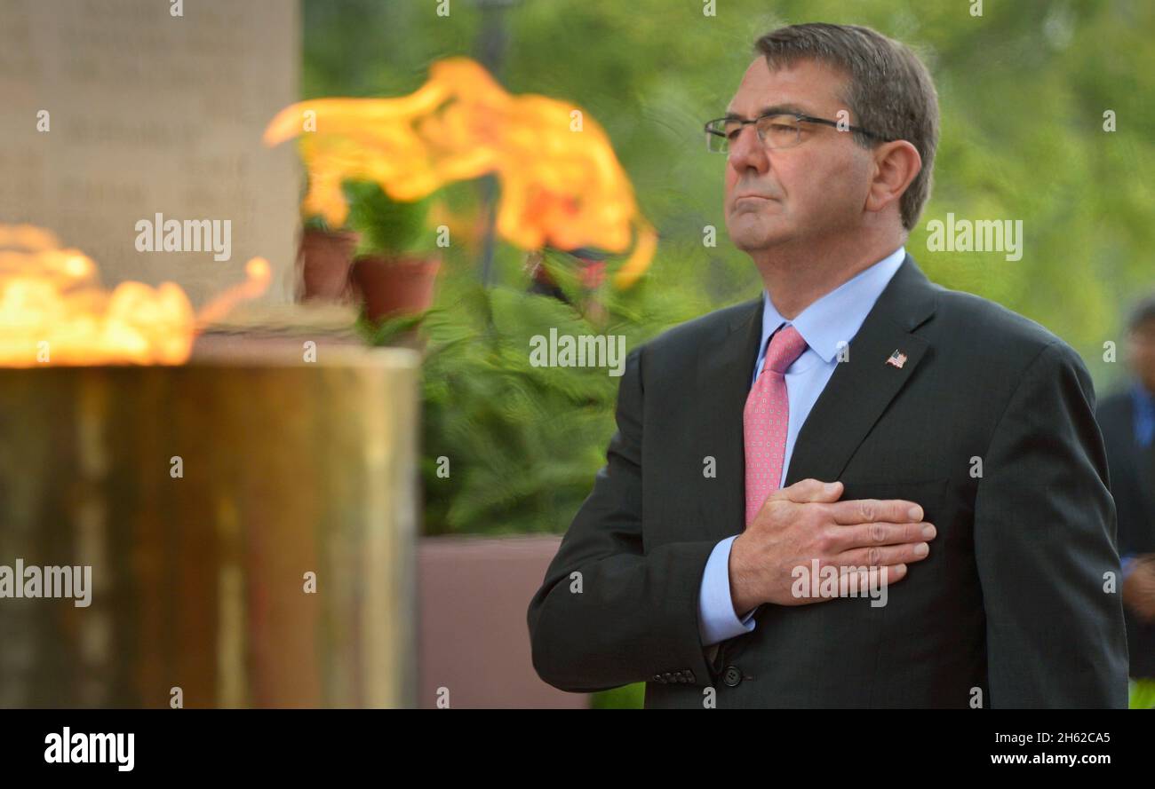 En plaçant sa main sur son cœur, le secrétaire à la Défense Ash carter s'arrête un moment de silence après une couronne à la porte de l'Inde à New Delhi, en Inde, le 3 juin 2015.Le grand monument rend hommage aux quelques 70,000 soldats indiens qui ont perdu la vie en luttant pour l'armée britannique pendant la première Guerre mondiale Banque D'Images