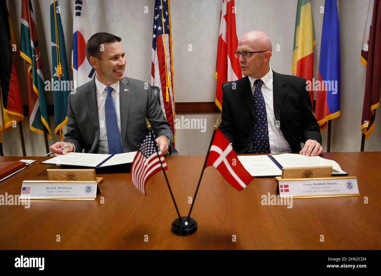 Le sous-commissaire américain aux douanes et à la protection des frontières, Kevin K. McAleenan, à gauche, et le sous-général de la Danish Customs and Tax Administration Preben Bucholtz Hansen, le 26 septembre 2016. Banque D'Images