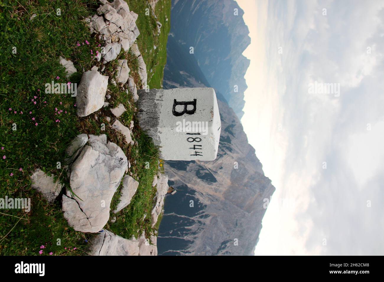 randonnée au sommet de la brunnsteinspitze (2197 mètres), en pierre frontière bavière / tyrol, en arrière-plan les montagnes de karwendel et le karwendeltal, autriche, tyrol, scharnitz, mittenwald parc naturel, Banque D'Images