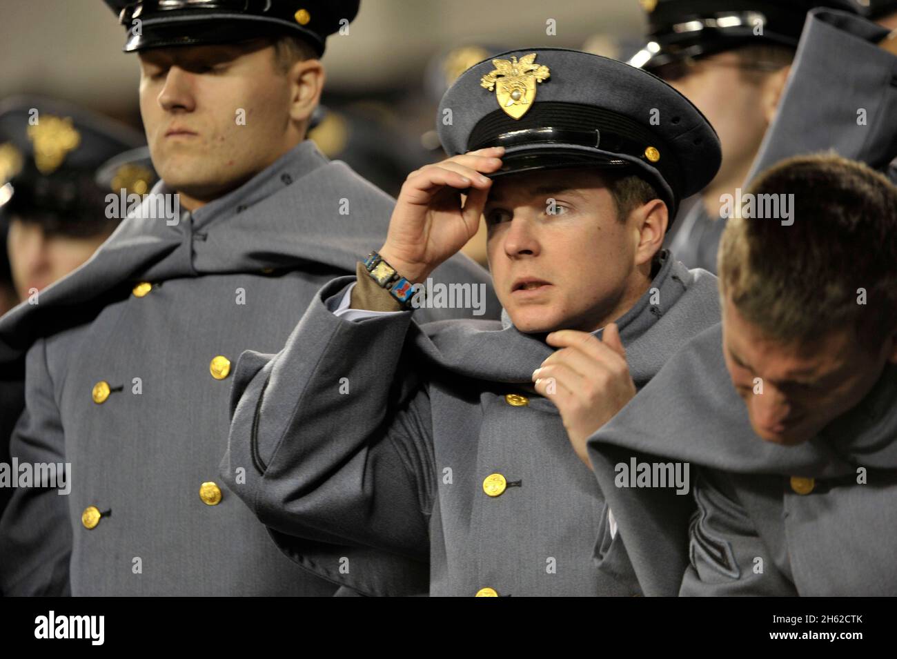 Les cadets réagissent avec tristesse alors que les derniers moments du match de football Armée contre Marine se redescendent au Lincoln Financial Field le 8 décembre 2012. Banque D'Images