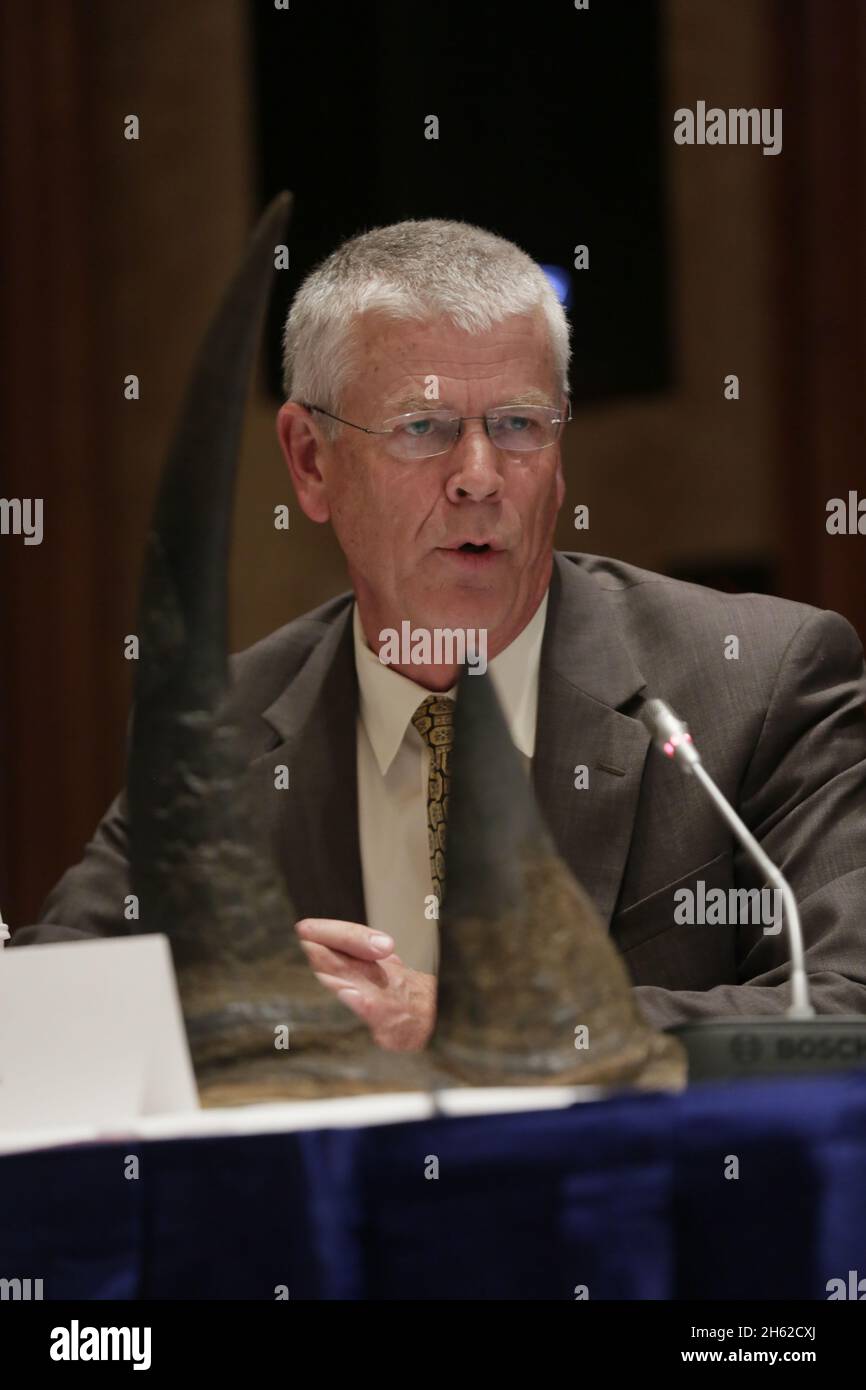 William Woody, chef de l'application de la loi du U.S. Fish and Wildlife Service, Dept. Of Interior, parle d'un ensemble de cornes de rhinocéros lors d'une réunion du Comité consultatif des opérations douanières commerciales (COAC) à Washington, D.C., le 17 novembre 2016.Woody a dit que les cornes pochées peuvent se vendre pour des dizaines de milliers de dollars et que seulement environ 25,000 rhinocéros restent dans la nature. Banque D'Images