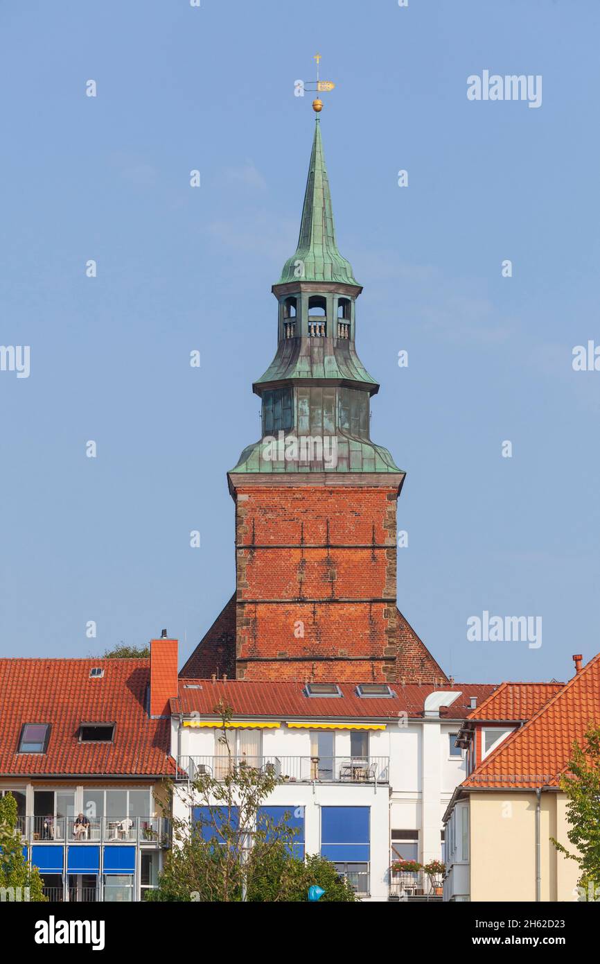 bâtiments résidentiels modernes avec sentier et johanniskirche,sur l'aller-rivière,verden,basse-saxe,allemagne,europe Banque D'Images