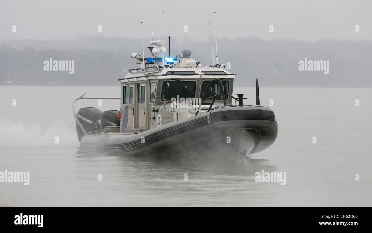 Des agents du Bureau aérien et maritime des douanes et de la protection des frontières des États-Unis patrouillent dans les eaux près du Capitole des États-Unis plusieurs jours avant l'inauguration du 45e président, Donald J. Trump, le 17 janvier 2017. Banque D'Images