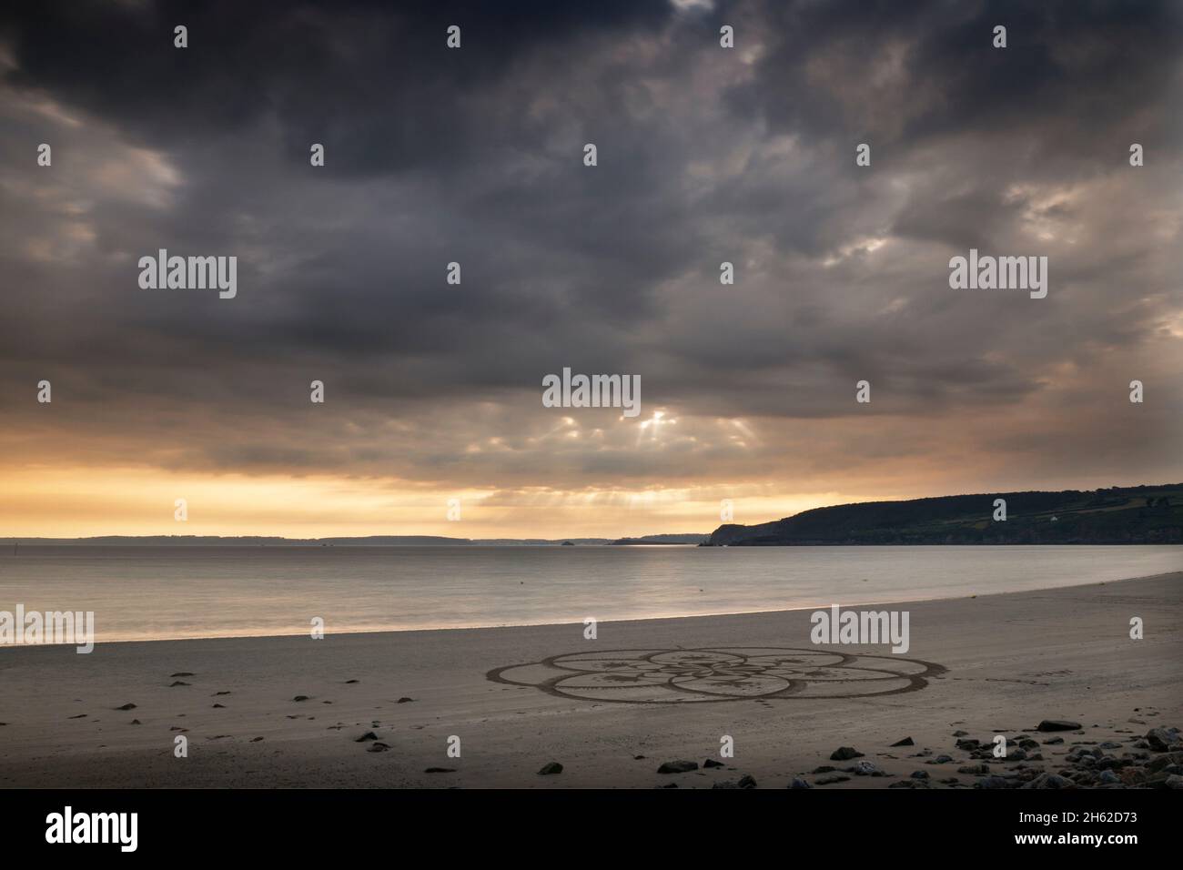 baie de telgruc-sur-mer au coucher du soleil avec un mandala peint sur la plage Banque D'Images