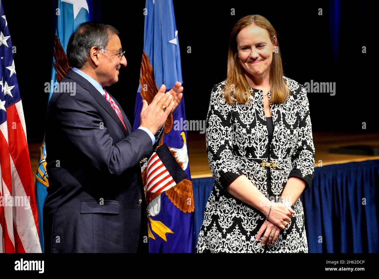Michele Flournoy, sous-secrétaire à la défense pour la politique, est secrétaire à la Défense Leon E. Panetta, applaudit pour elle lors d'une cérémonie d'adieu en son honneur dans l'Auditorium du Pentagone le lundi 30 janvier 2012. Banque D'Images