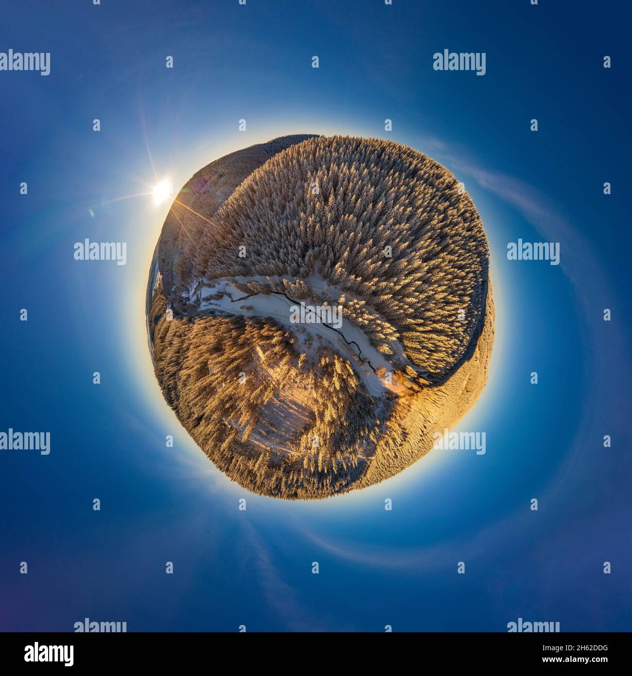 allemagne,thuringe,ilmenau,gehren,forêt,sentiers,vallée,ruisseau,neige,environnement de rennsteig,vue de dessus,lumière du matin,vue aérienne,panorama sphérique Banque D'Images