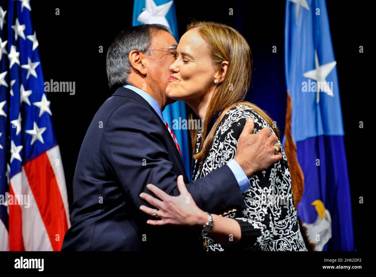 Le secrétaire à la Défense Leon E. Panetta donne un baiser sur la joue à Michele Flounoy, sous-secrétaire à la défense pour la politique, après lui avoir décerné la Médaille du DoD pour la fonction publique distinguée lors de sa cérémonie d'adieu dans l'Auditorium du Pentagone le lundi 30 janvier 2012. Banque D'Images