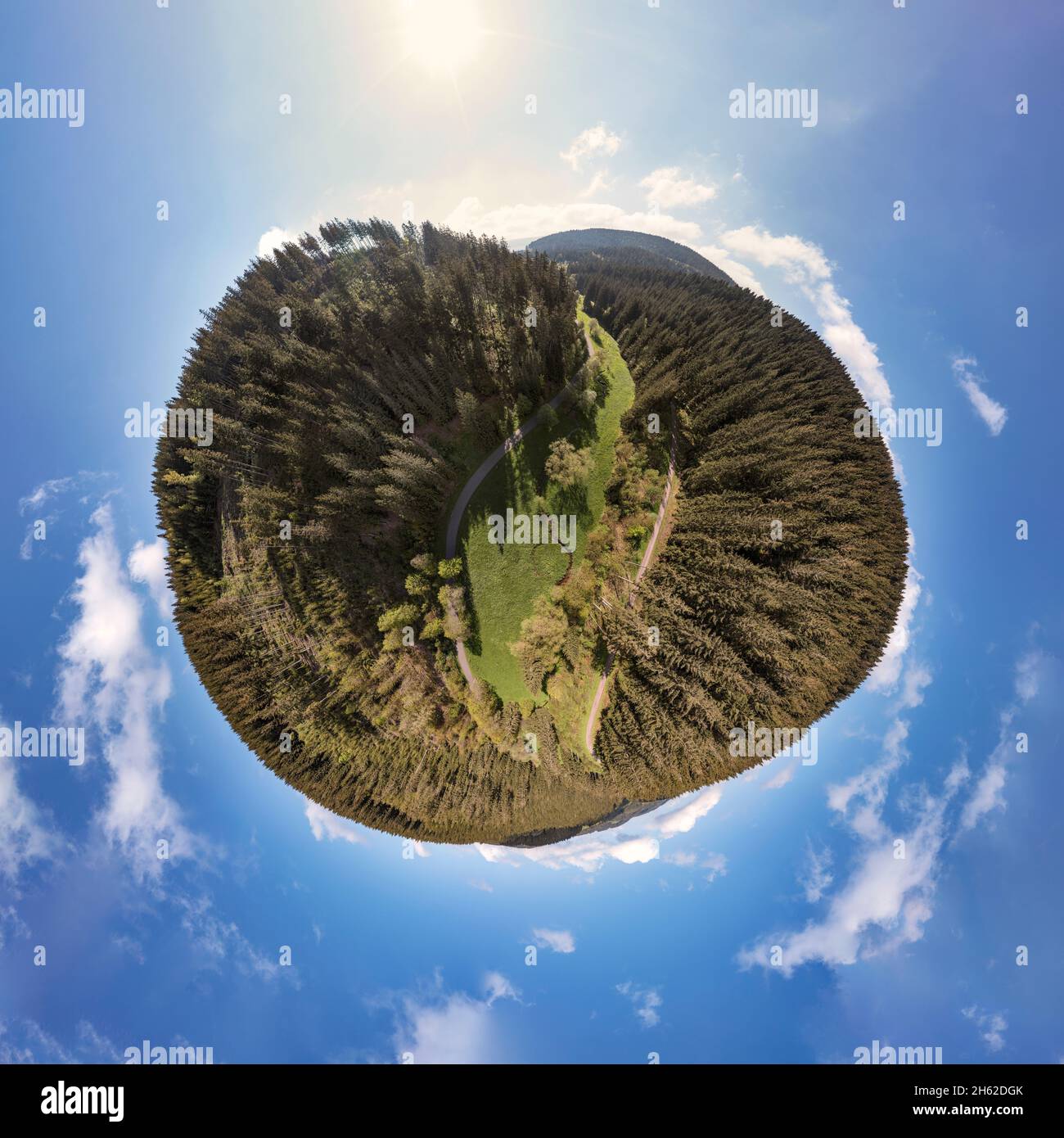 allemagne,thuringe,ilmenau,gehren,vallée,ruisseau,forêt,chemins,prairie,sol,vue aérienne,panorama sphérique Banque D'Images