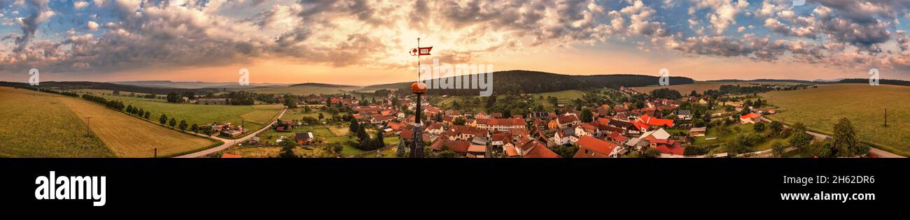 allemagne,thuringe,ilmenau,bücheloh,steeple,météo girouette,village,aperçu,lever du soleil,le soleil brille à travers une fine couche de nuage,partiellement contre-jour,panorama à 360° Banque D'Images