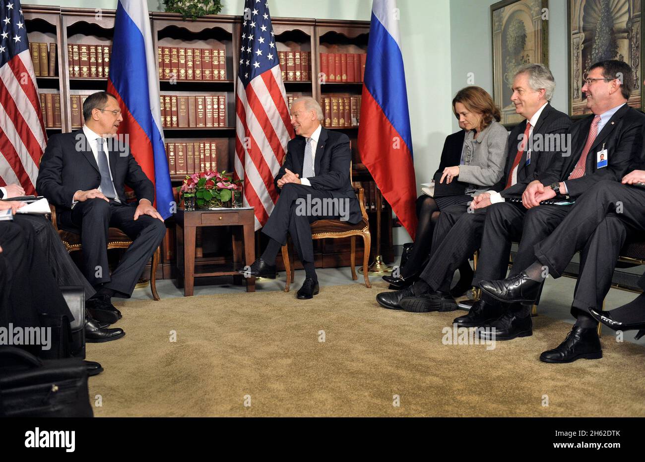 Le ministre russe des Affaires étrangères, Sergei Lavrov, et le vice-président des États-Unis, Joe Biden, siègent pour des pourparlers bilatéraux à Munich, en Allemagne, le 2 février 2013.Le secrétaire adjoint à la Défense Ashton B. carter est assis à droite Banque D'Images