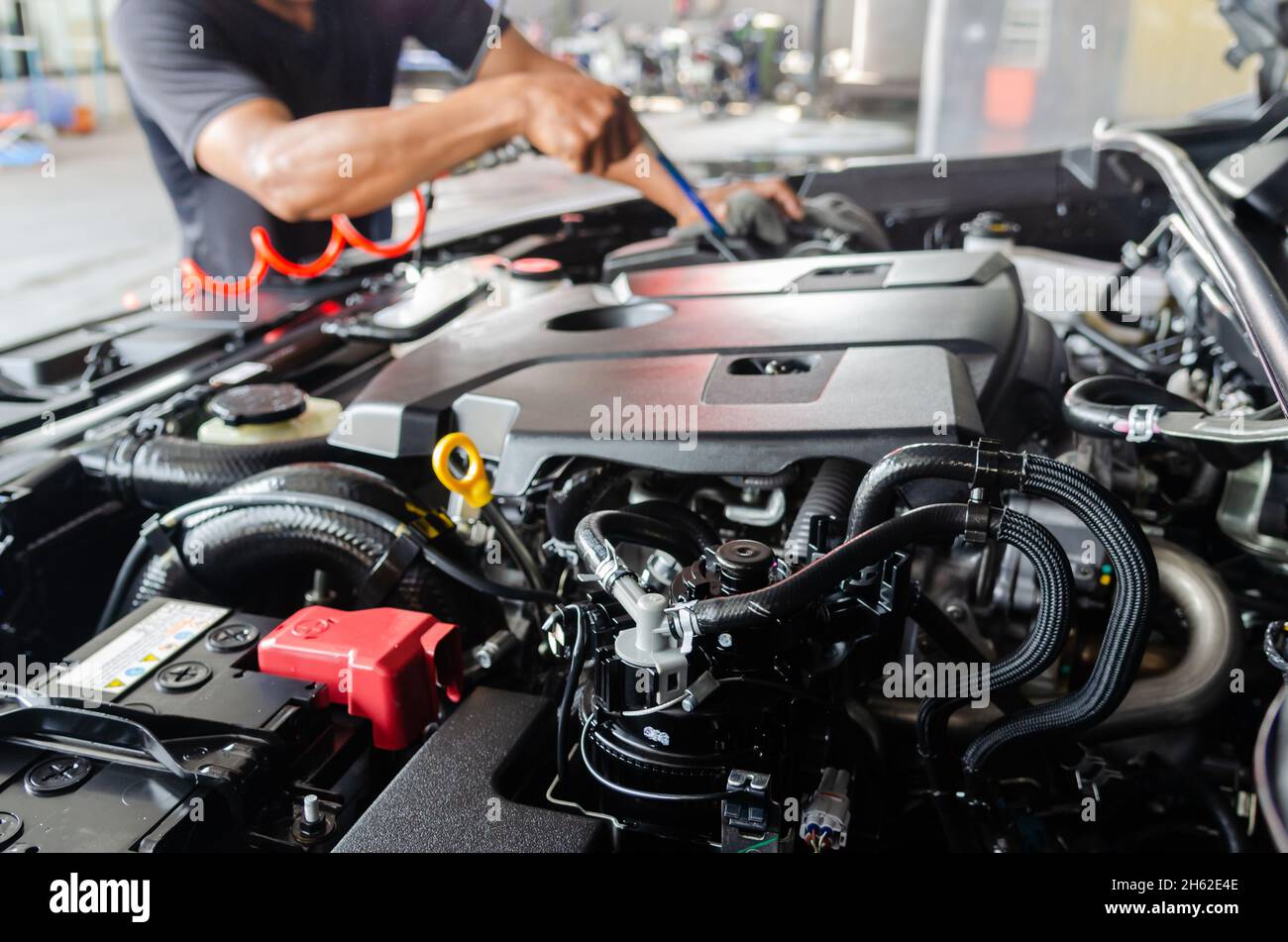 Détails de la voiture - mécanicien de moteur de voiture, nettoyer après le lavage du moteur de voiture Banque D'Images