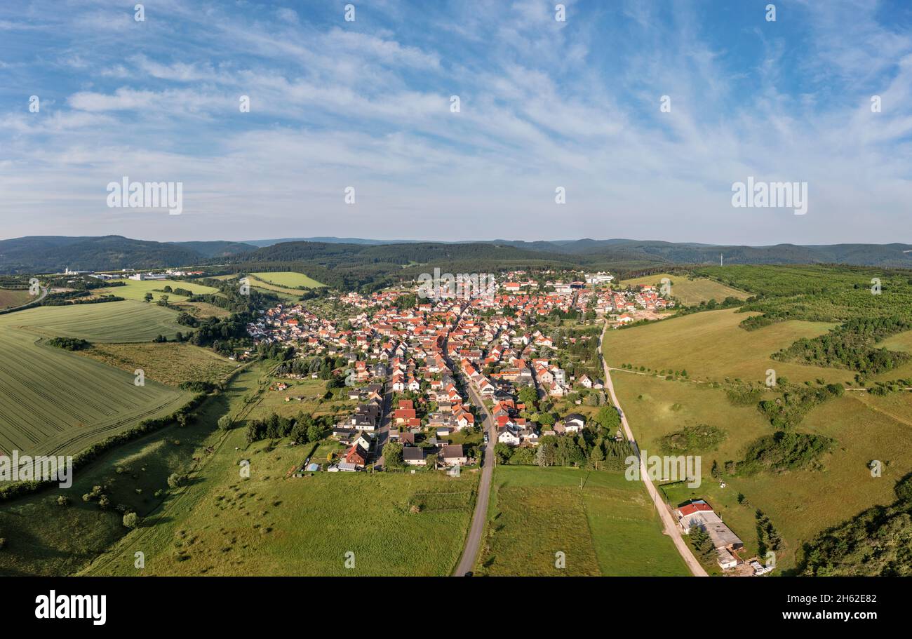 allemagne,thuringe,geratal,geschwenda,maisons,champs,montagnes,forêts,route,paysage,vue d'ensemble,vue aérienne Banque D'Images