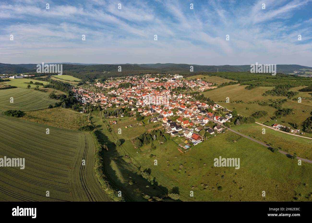 allemagne,thuringe,geratal,geschwenda,maisons,champs,montagnes,forêts,route,paysage,vue d'ensemble,vue aérienne Banque D'Images