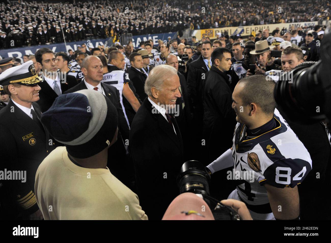 Le vice-président Joe Biden félicite les joueurs de football de la Marine sur le terrain après que la Marine a battu Army 17 à 13 au Lincoln Financial Field le 8 décembre 2012.8 décembre 2012. Banque D'Images