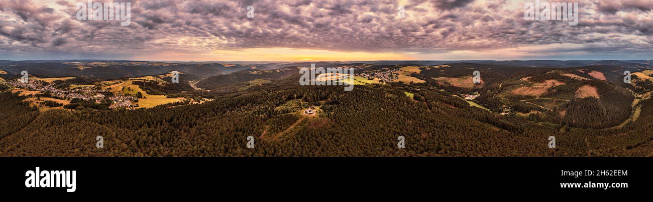 allemagne,thuringe,communauté rurale schwarzatal,cursdorf,meuselbach-schwarzmühle,meuselbacher kuppe,tour d'observation,paysage,forêt,montagnes,vallées,großbreitenbach (horizon),lever du soleil,partiellement rétro-éclairage,panorama à 360° Banque D'Images