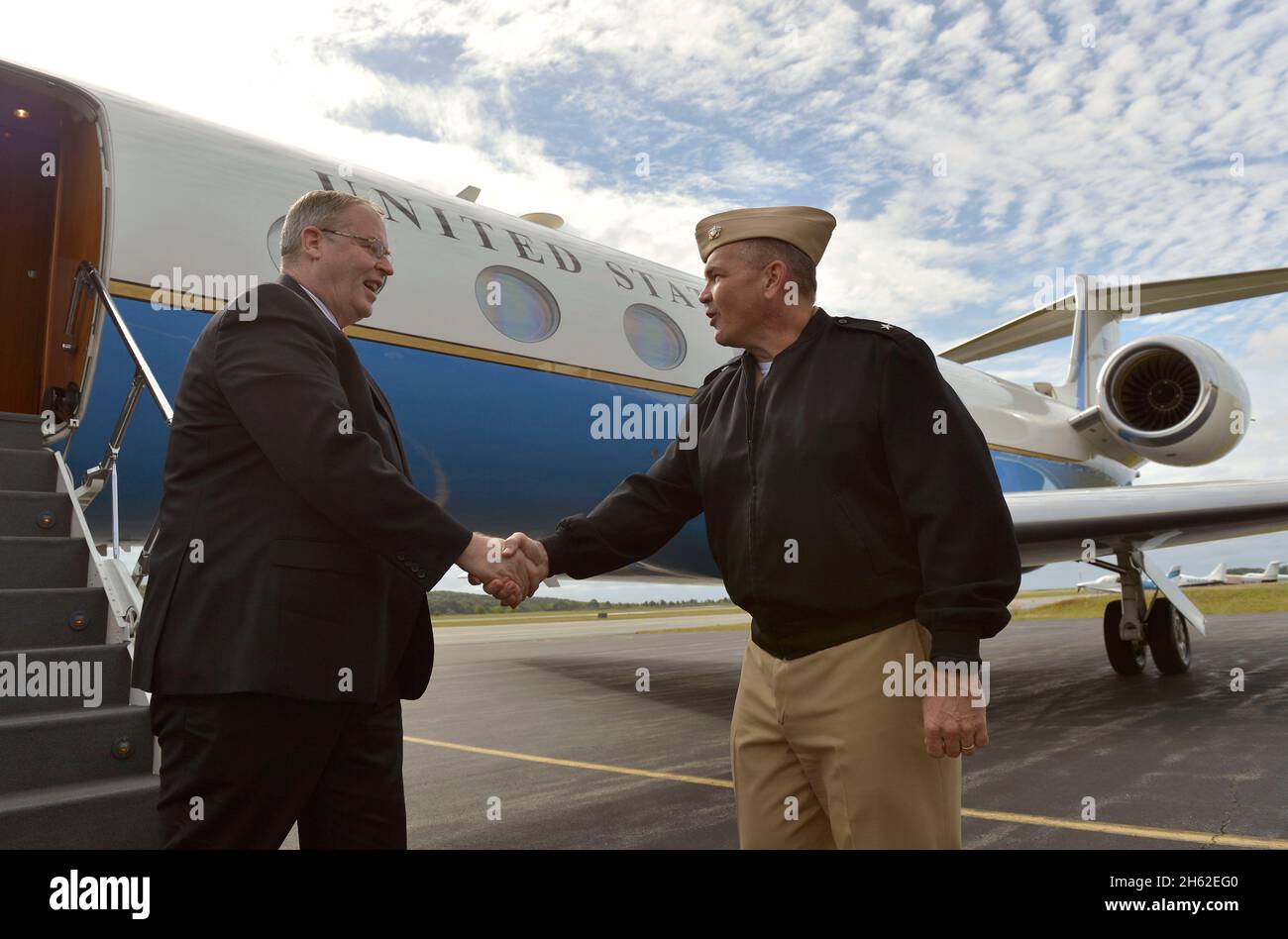 Le sous-secrétaire à la Défense, Bob Work, est accueilli par le contre-amiral Jeff Trussler lorsqu'il arrive à New London, en Ontario, pour visiter la base de Groton le 22 septembre 2015. Banque D'Images