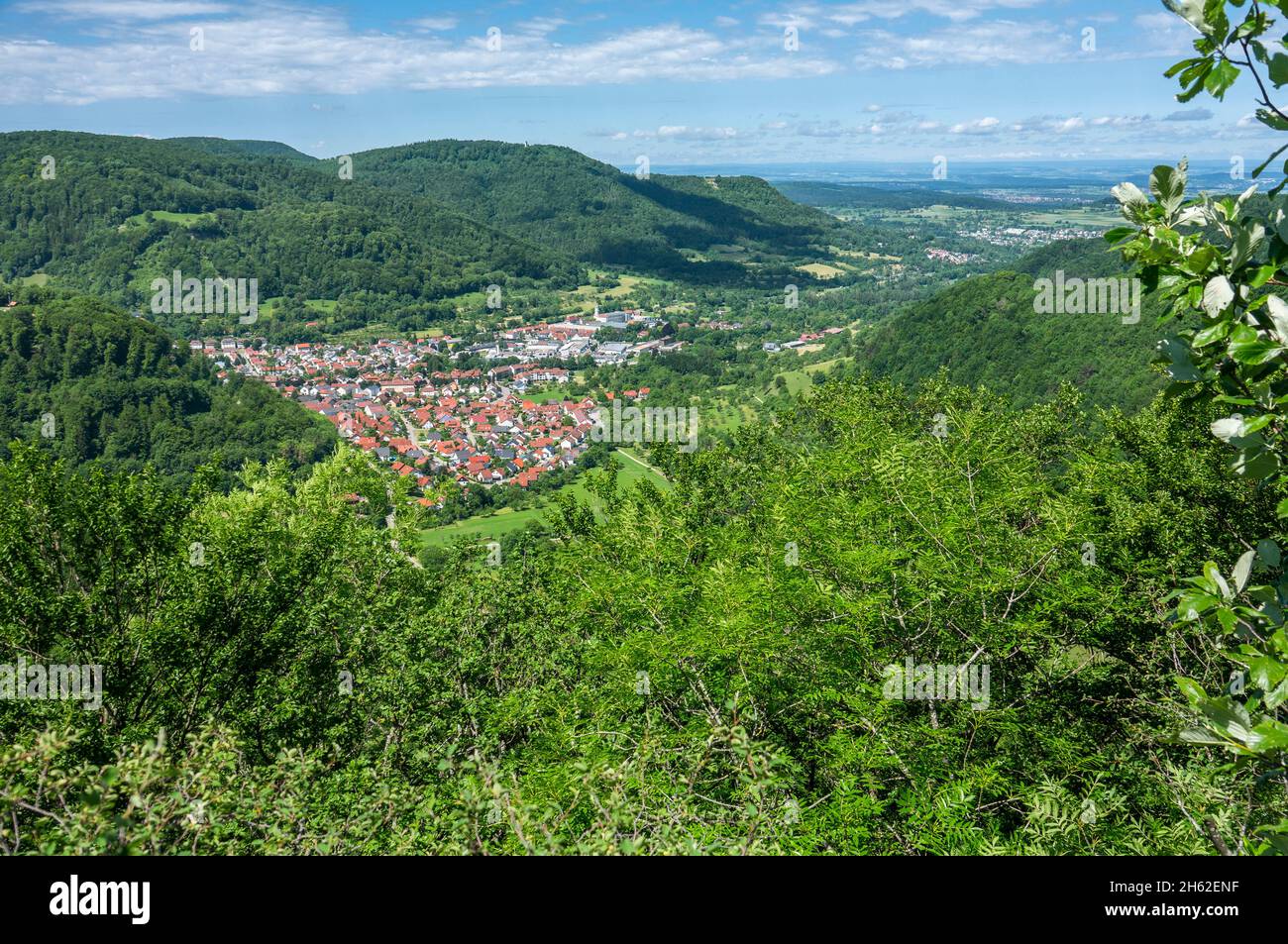 vue de l'eckfelsen dans la vallée de l'echaz près de unterhausen. centre de la photo au-dessus de la place, le schönberg et le bain de pfullinger. Banque D'Images