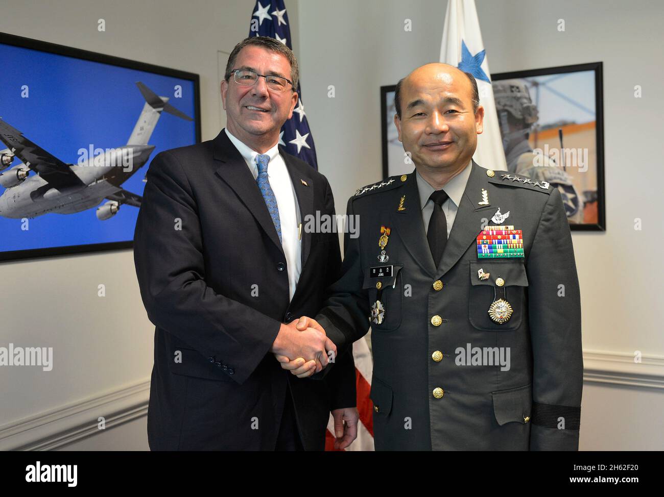 Le secrétaire adjoint à la Défense Ashton B. carter rencontre le président général des chefs d'état-major interarmées de la Corée du Sud, Jung Seung-jo, au Pentagone, le 26 juillet 2013 Banque D'Images