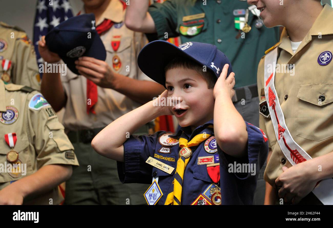 Un scout Cub de 8 ans réagit après avoir reçu une casquette de baseball du ministère de la Défense, Leon E. Panetta, secrétaire à la Défense, au Pentagone le 13 février 2012.Le garçon faisait partie d'une délégation de scouts Cub et de scouts en visite à Washington, D.C., pour présenter le rapport annuel des scouts d'Amérique aux fonctionnaires du gouvernement des États-Unis. Banque D'Images