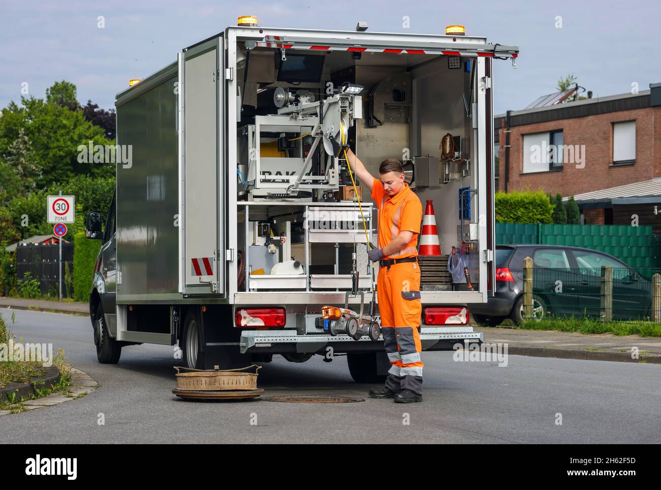 hamm,rhénanie-du-nord-westphalie,allemagne - véhicule d'inspection d'égout tv,inspection d'égout au moyen d'une caméra,un stagiaire,un spécialiste pour les tuyaux, les égouts et le service industriel,prépare la prochaine prise de vue de suivi,l'inspection vidéo du système d'égout empêche les dommages infrastructurels tels que les explosions de tuyaux d'eau et les inondations dans la zone du centre-ville . Banque D'Images