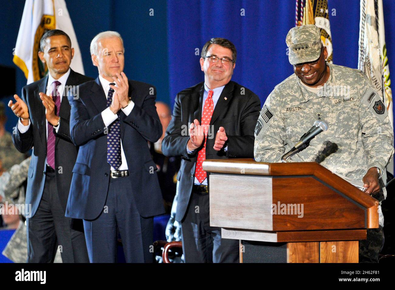 De gauche à droite, le président Barack Obama, le vice-président Joe Biden et le secrétaire adjoint à la Défense Ashton B. carter applaudissent au poste de président des chefs d'état-major interarmées, le général Martin E. Dempsey, d'extrême droite,Remet le podium au général Lloyd James Austin III, qui accueille les militaires d'Irak à la joint base Andrews (Hangar 3) le mardi 20 décembre 2011. Banque D'Images
