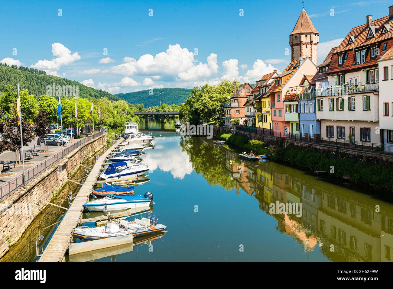 wertheim sur la route romantique, rangée colorée de maisons sur le tauber et le port de wertheim Banque D'Images