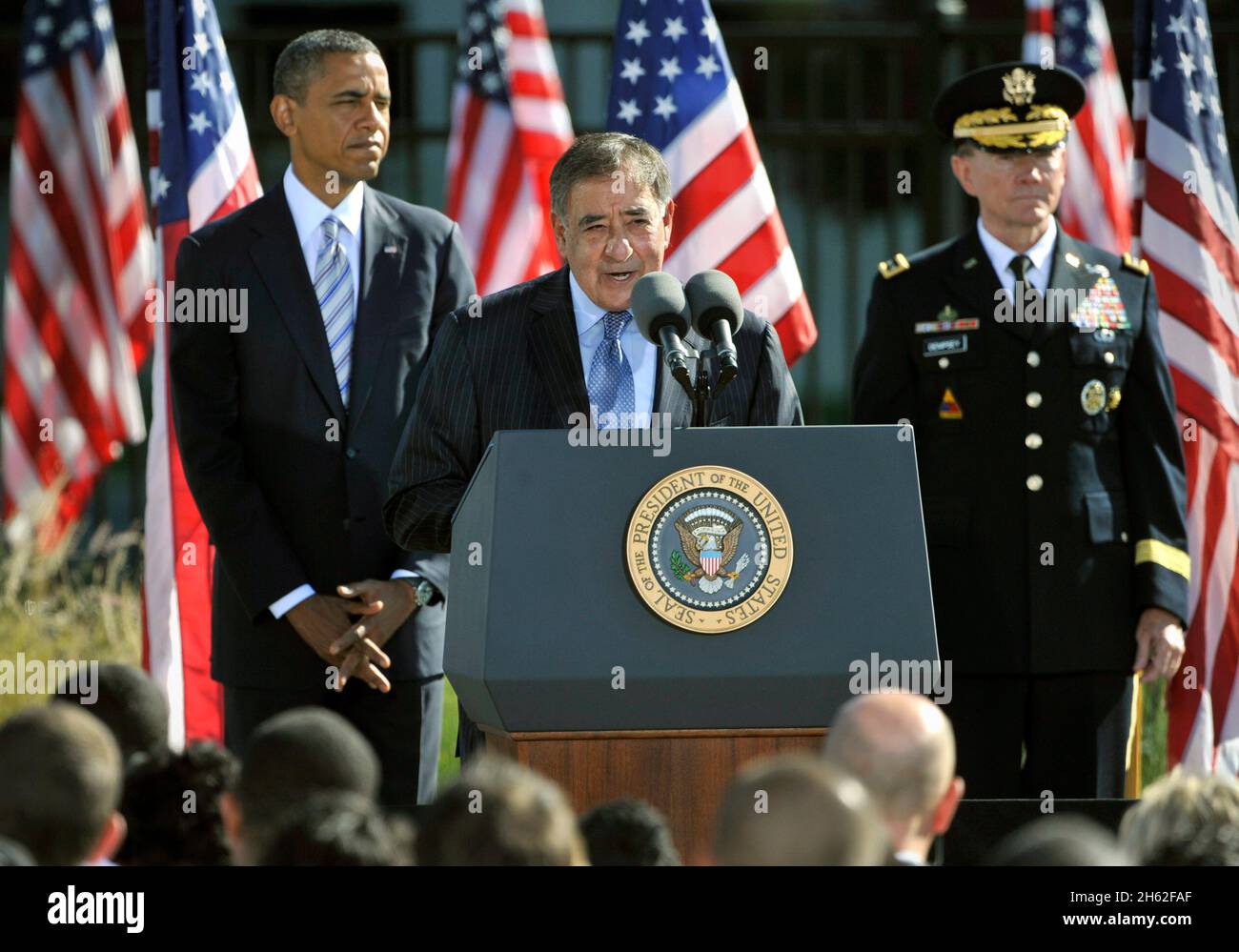 Le secrétaire à la Défense Leon Panetta fait ses remarques en tant que président Obama et président des chefs d'état-major interarmées, le général Martin Dempsey. Regardez l'audience le 11 septembre 2012. Banque D'Images