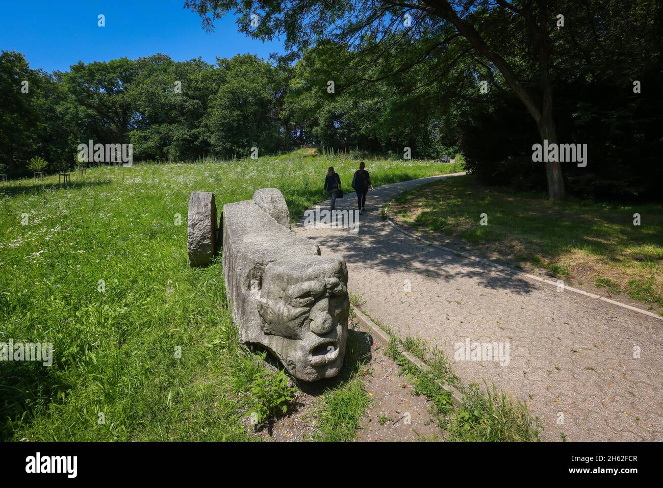 hattingen,rhénanie-du-nord-westphalie,allemagne - gethmannscher garten,également gethmanns garten dans le quartier de blankenstein. la voiture de granit, 15 tonnes de sculpture du sculpteur polonais zbigniew fraszkiewicz. le parc paysager a été créé au début du xixe siècle par carl-friedrich gethmann. Banque D'Images