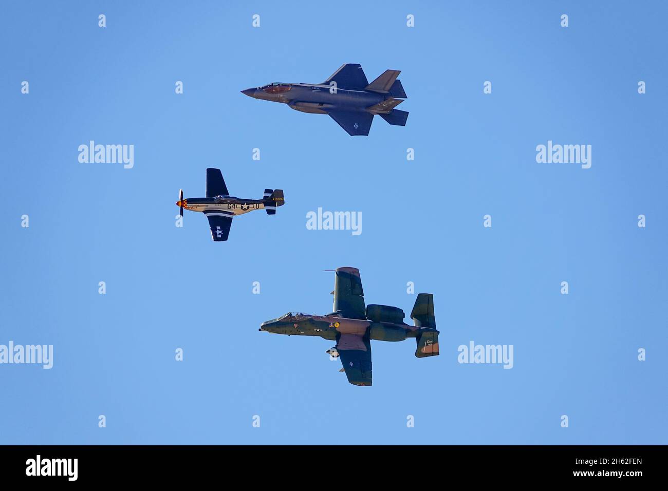 Un avion moderne et historique s'équipe pour un vol patrimonial pendant un spectacle aérien Banque D'Images