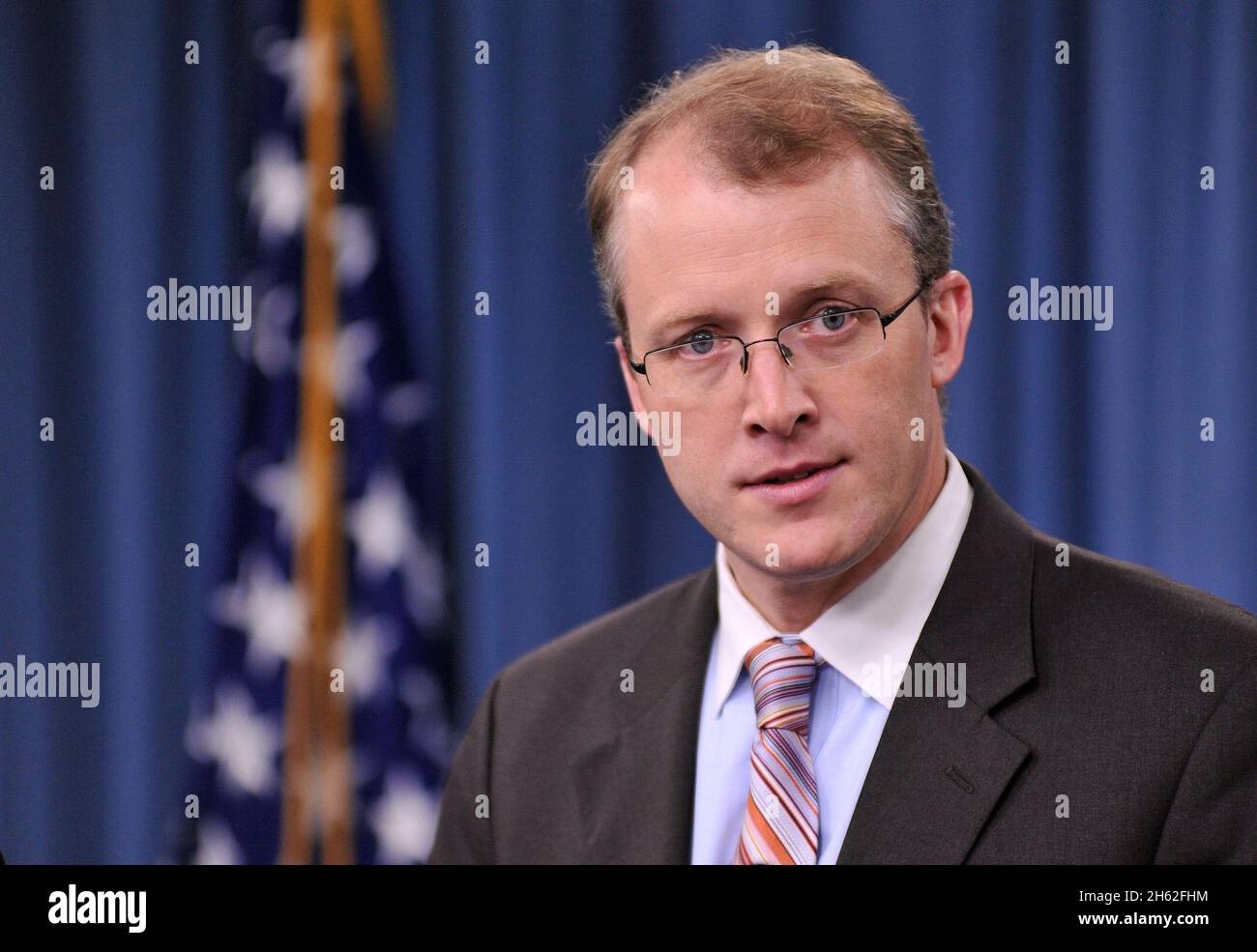 Le secrétaire de presse du Pentagone George Little s'entretient avec les médias dans la salle d'information de presse du Pentagone le 19 juillet 2012. Banque D'Images