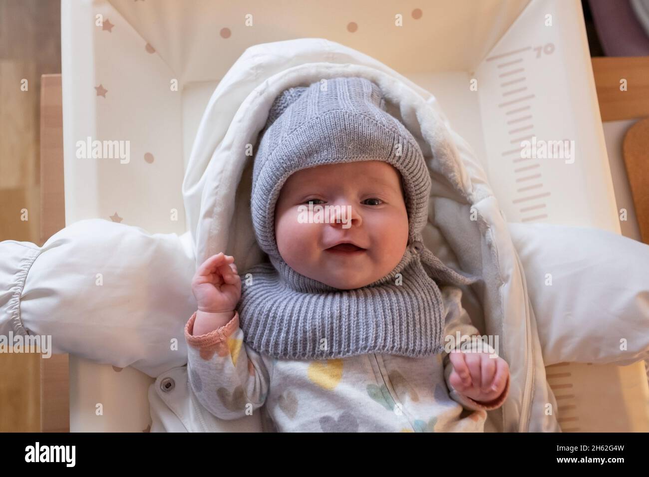 mettre des vetements chauds sur bebe fille se preparant pour une marche le froid jour d hiver Photo Stock Alamy