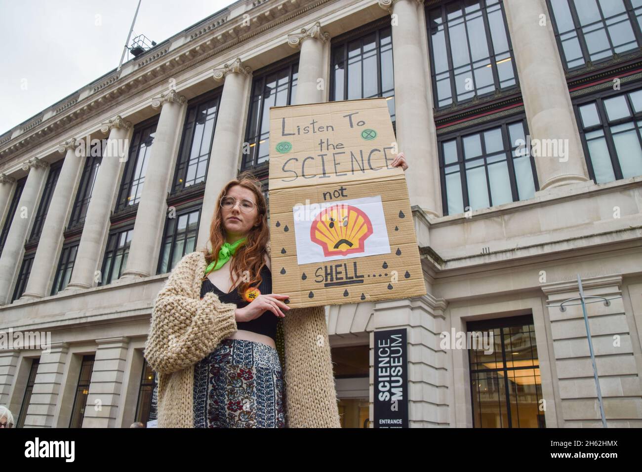 Londres, Royaume-Uni.12 novembre 2021.Un manifestant tient un écriteau anti-Shell exprimant son opinion lors de la manifestation.extinction les manifestants de la rébellion se sont rassemblés devant le Musée des sciences de South Kensington, dans le cadre de leurs manifestations en cours contre le parrainage du musée par les compagnies de combustibles fossiles Shell et Adani.Crédit : SOPA Images Limited/Alamy Live News Banque D'Images