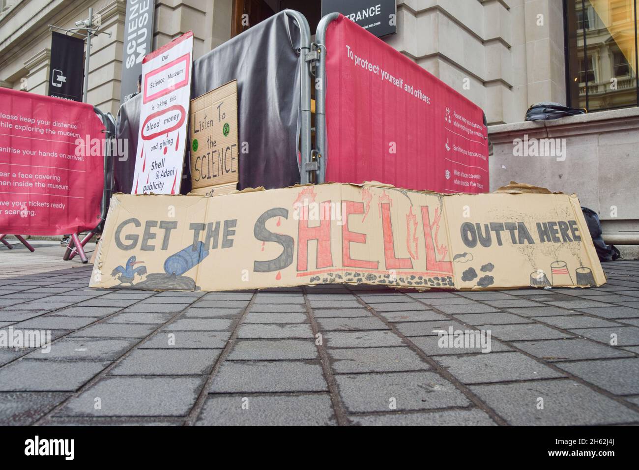 Londres, Royaume-Uni.12 novembre 2021.Un écriteau anti-Shell est visible au cours de la manifestation.extinction les manifestants de la rébellion se sont rassemblés devant le Musée des sciences de South Kensington, dans le cadre de leurs manifestations en cours contre le parrainage du musée par les compagnies de combustibles fossiles Shell et Adani.(Photo de Vuk Valcic/SOPA Images/Sipa USA) crédit: SIPA USA/Alay Live News Banque D'Images