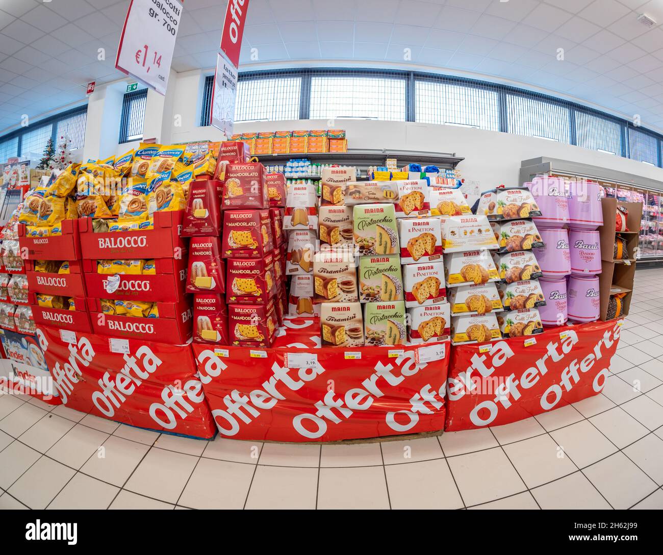 Turin, Italie - 12 novembre 2021: Rayon avec vente en offre de panettone et pandoro de marques célèbres Balocco, Maina, Bauli dans le supermarché Banque D'Images