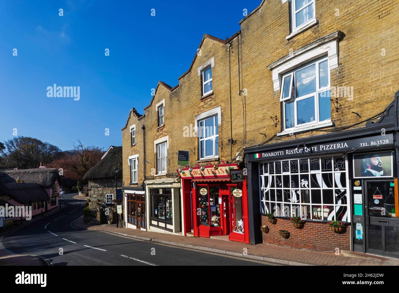 angleterre, île de wight, vieux village de shanklin, rangée de magasins et route vide Banque D'Images
