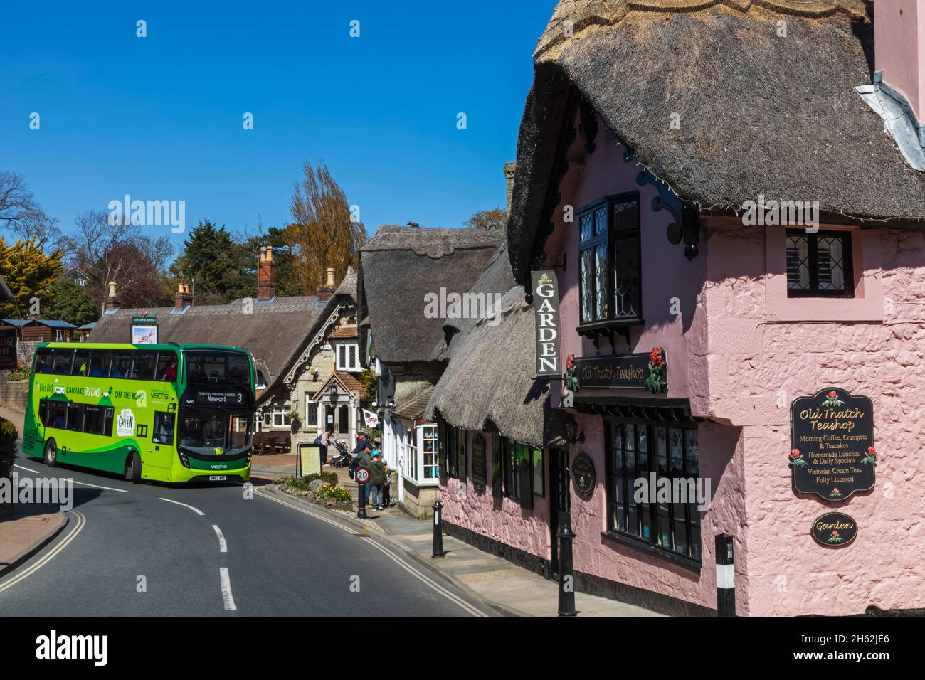 angleterre, île de wight, vieux village de shanklin, bâtiments de chaume et bus vert Banque D'Images