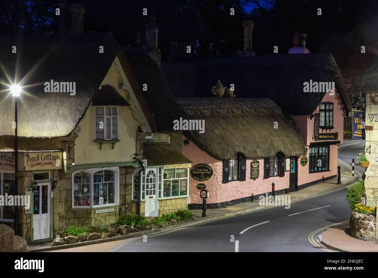 angleterre, île de wight, vieux village de shanklin, bâtiments en chaume et route vide Banque D'Images