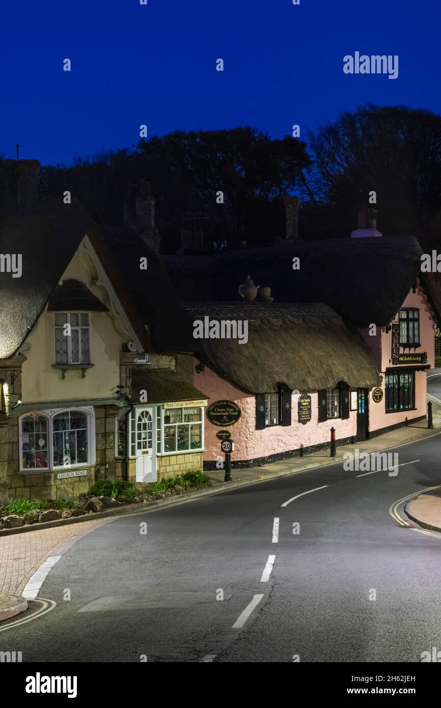 angleterre, île de wight, vieux village de shanklin, bâtiments en chaume et route vide Banque D'Images