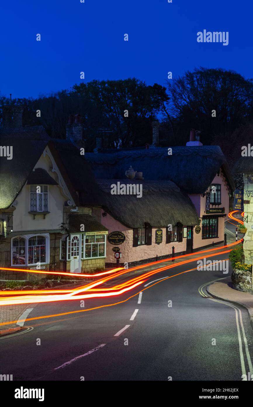 angleterre, île de wight, vieux village de shanklin, bâtiments en chaume et route vide Banque D'Images